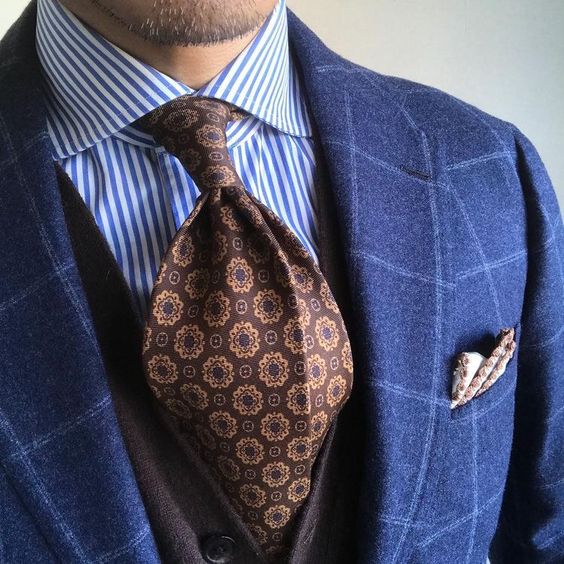The relationship for the tie and plaid suit-[Handsome tie]